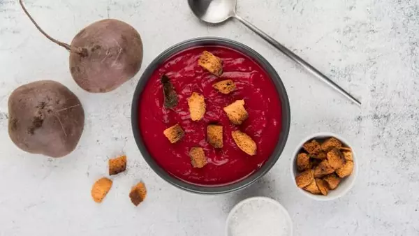 Со свеклой, но не борщ: рецепт холодного крем-супа с брынзой