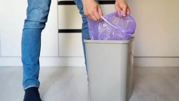 5 лайфхаков, которые уменьшат запах из мусорного контейнера