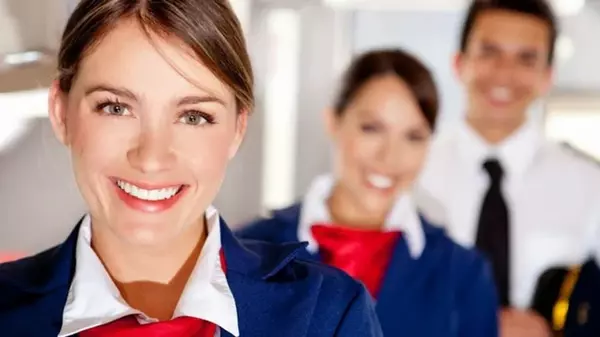 Зачем стюардессы носят платок на шее: дело не только в красоте