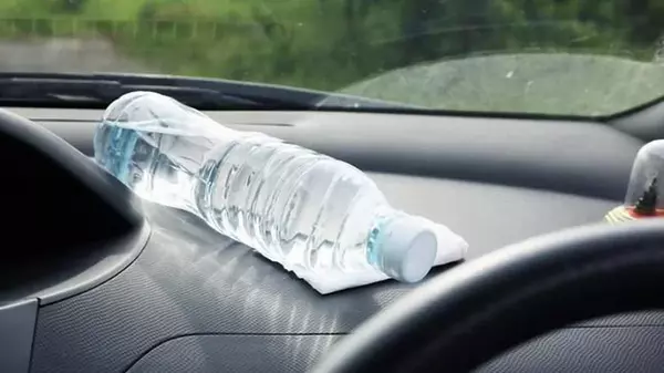 Почему нельзя оставлять бутылку с водой в машине в жару: частая ошибка...
