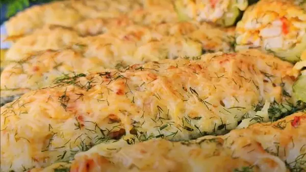 Кабачковые лодочки с курицей и сыром: рецепт легкого ужина для летнего вечера