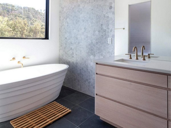 Как подобрать керамическую плитку к интерьеру ванной комнаты?