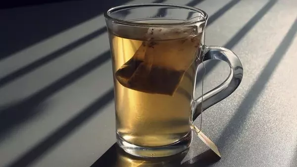 Большинство людей используют ее неправильно: для чего действительно нужна бирка на чайном пакетике