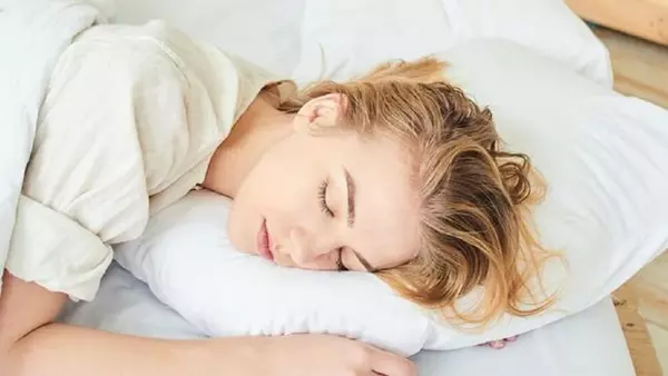 Красота или последствия? Вот что будет, если ложиться спать с мокрыми волосами