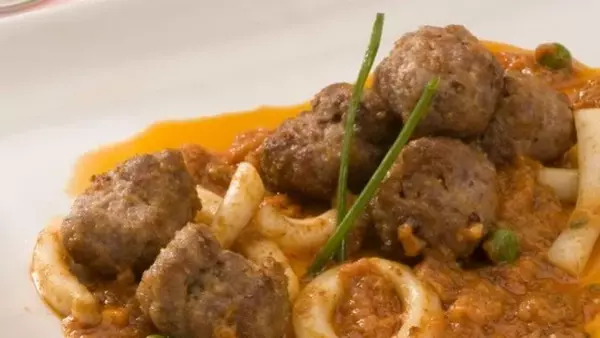 Мясные фрикадельки с кальмарами в шоколадном соусе: рецепт