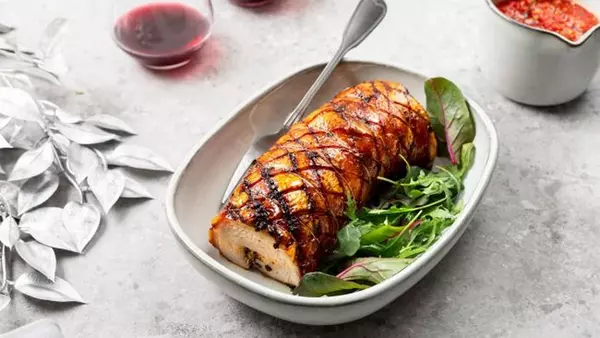 Идеальный рецепт самого вкусного рулета из курятины на Пасху: нежнее ветчины и колбасы