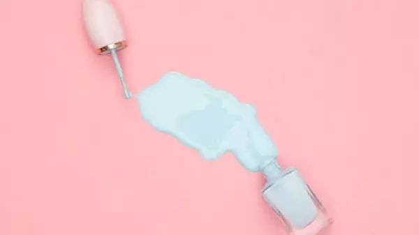 Что делать, если лак для ногтей разлился на пол: полезный лайфхак