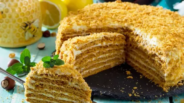 Медовик с кремом на сгущенном молоке: рецепт вкусного торта