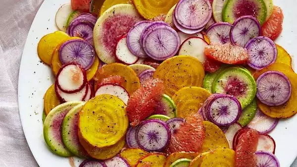 Салат из грейпфрута, свеклы и редьки
