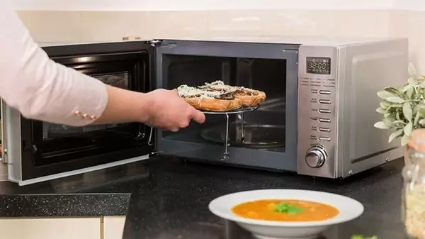 Названы продукты, которые микроволновка превращает в яд: эту пищу не следует там разогревать