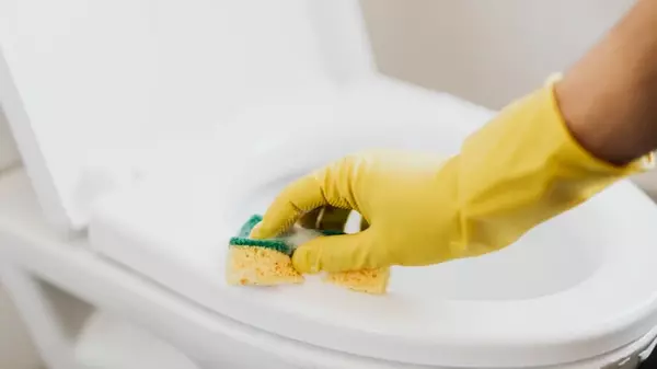 Даже старый унитаз станет белоснежным: чем почистить сантехнику от известкового налета и ржавчины