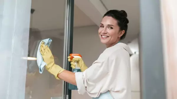 Чем помыть окна, чтобы стекло было идеально прозрачным и сияло чистотой до самой зимы