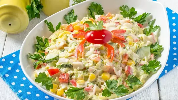 Крабовый салат с молодой капустой: интересный рецепт