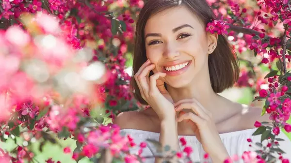 Крошечная деталь в левой брови женщины может раскрыть ее важные черты