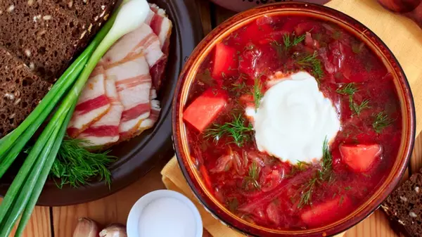 Не свекла и не томатная паста: что добавить в борщ, чтобы она получилась насыщенного красного цвета