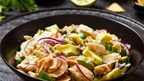 Легкий салат с тунцом: яркий рецепт