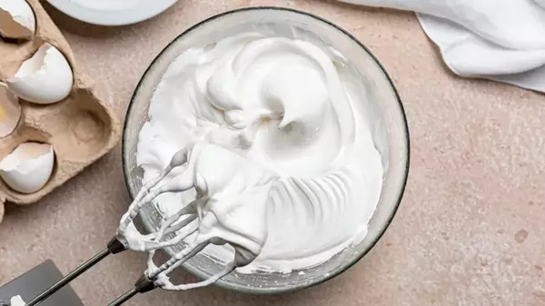 Как взбить белок с сахаром до густой пены — секреты приготовления