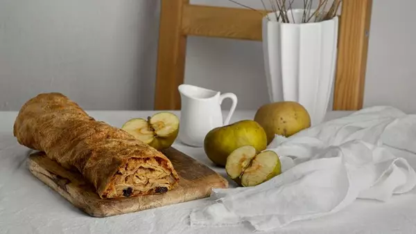 Рулет из лаваша, яблоками и бананом