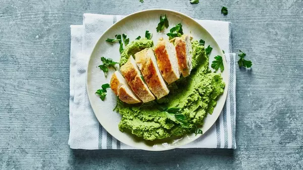 Нежное куриное филе с пюре из зеленого горошка: рецепт идеального ужина для всей семьи