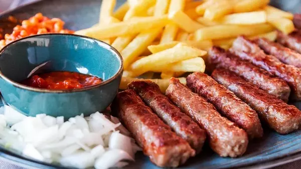 Как приготовить чевапчичи: домашний рецепт маленьких балканских колбасок