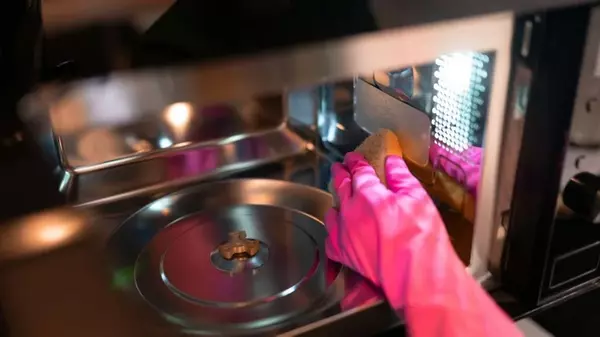 Кухонный лайфхак: как отмыть стекло микроволновки