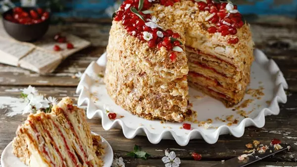 Кокосово-малиновый торт «Наполеон»: рецепт для ленивых хозяек