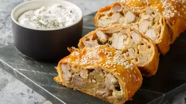 Как приготовить штрудель из слоеного теста с курицей грибами и сыром