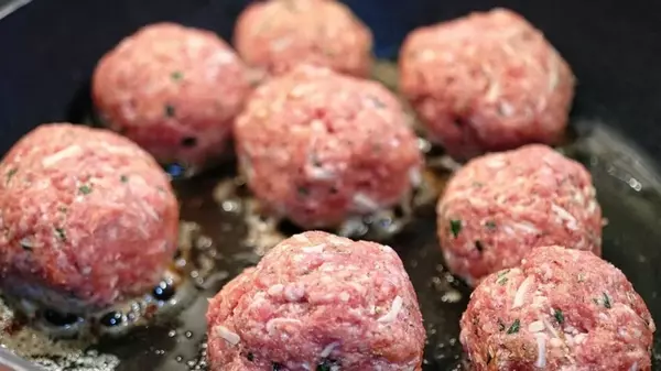 Так готовили наши бабушки: секрет чрезвычайно сочных котлет – добавьте в фарш интересный ингредиент