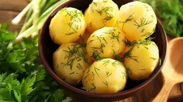 Когда солить молодую картошку во время варки и что добавить в воду, чтобы было вкусно