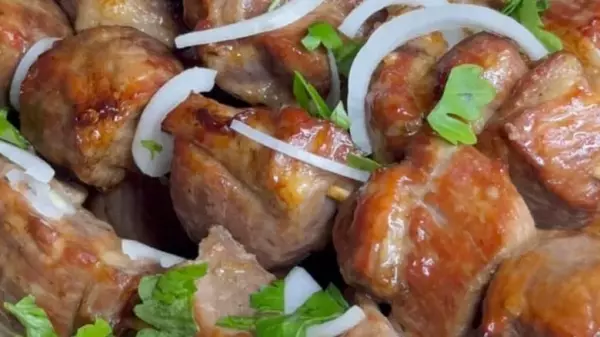 Без мангала и барбекю: как приготовить вкусный шашлык в духовке