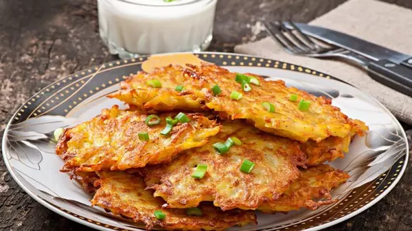 Хрустящие снаружи, сочные внутри: 2 «секрета», как приготовить идеальные драники