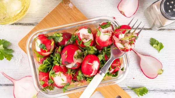 Хит сезона — закуска «Битая редиска»: рецепт, от которого все в восторге