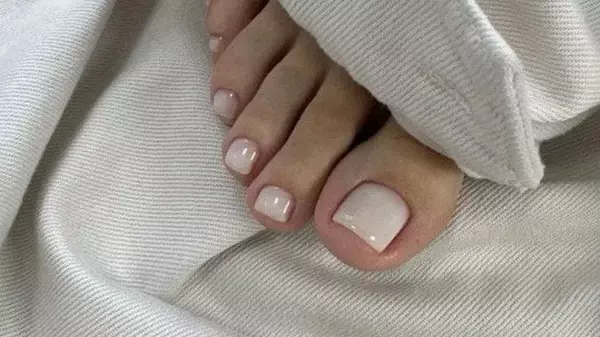 Назван главный тренд педикюра лета 2025: почему все выбирают этот оттенок