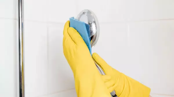 Налет исчезнет за минуты: этот лайфхак поможет быстро отмыть душевую кабину