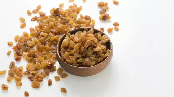 Одна столовая ложка — вся грязь и жирный налет сойдут с изюма за считанные минуты