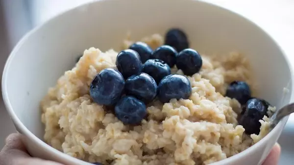 На чем лучше варить овсянку: на воде или молоке — кулинары дали окончательный ответ