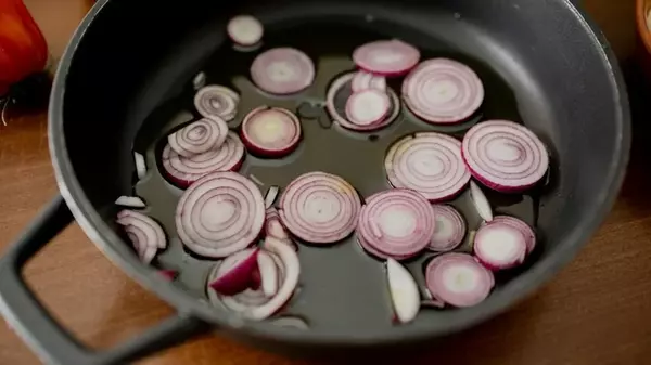 Зачем добавлять соду во время жарки лука: полезная хитрость на кухне