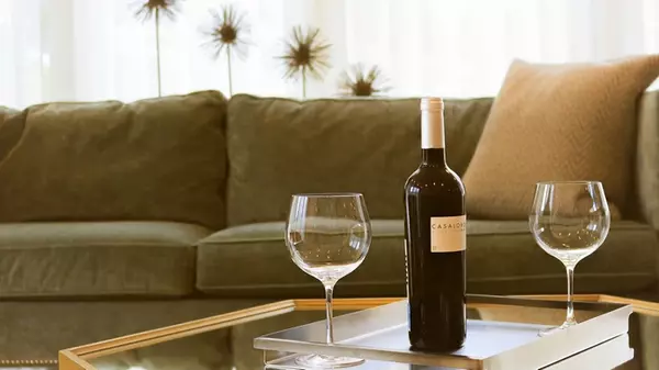 Плохая примета: почему нельзя ставить пустую бутылку на стол