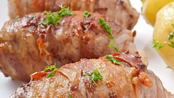 Мясные рулетики с плавленым сыром: рецепт оригинальной закуски
