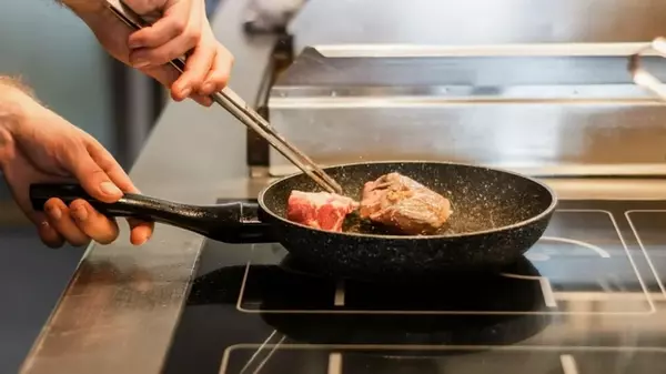 Опасная ошибка на кухне: 5 продуктов, которые нельзя готовить на антипригарной сковородке