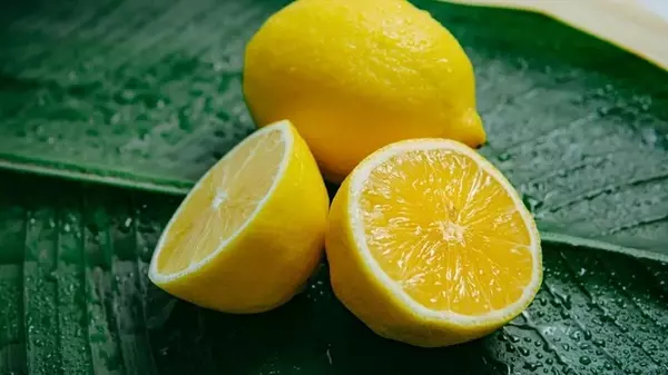 Лимон может быть опасен для здоровья: кому лучше не есть цитрусовый