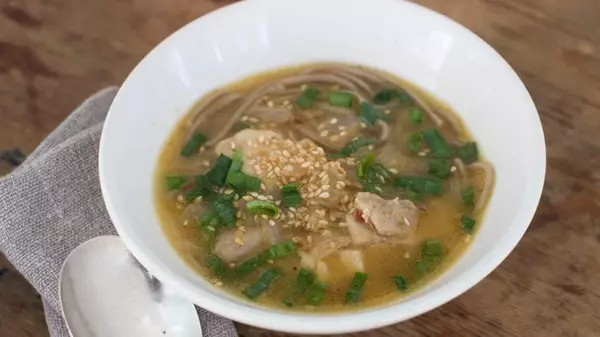 Лапша сомен с куриным бульоном и зеленым луком: рецепт на скорую руку