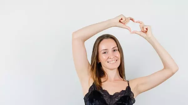 Немного на кожу — и подмышки будут сухими целый день: как приготовить средство от пота