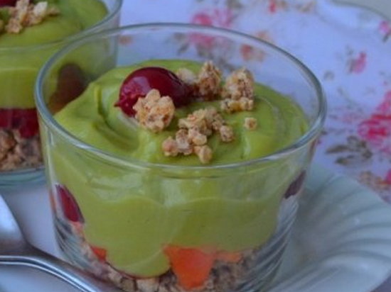 Десерт с кремом из авокадо и лимонным курдом (рецепт)