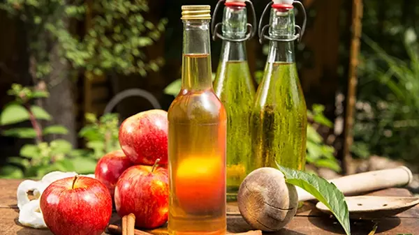 Яблочный уксус для кожи и волос: его польза, риски и правильное применение