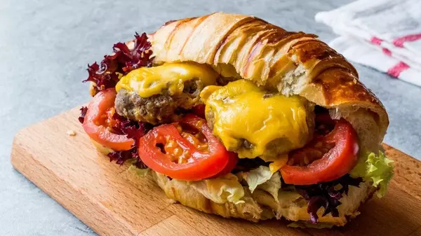 Круассан с куриной котлетой: рецепт вкусного бутерброда