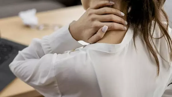 Вот почему у вас «хрустит шея» и когда надо бить тревогу