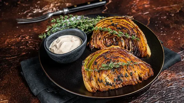 Стейки из молодой капусты: интересный рецепт