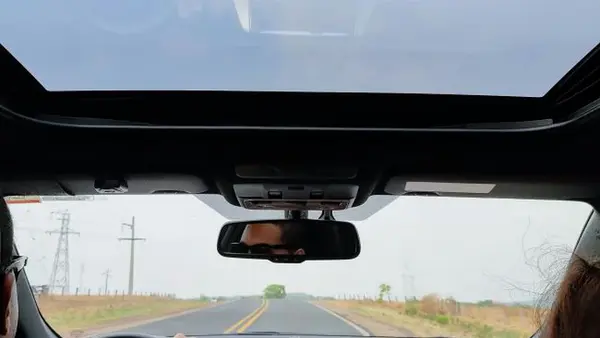 Почему протекает люк в авто: частая причина и как легко устранить проблему