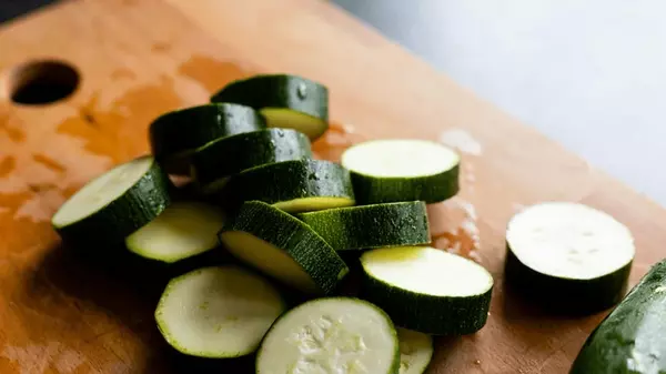 Как жарить кабачки на сковороде, чтобы плита не была обрызгана маслом